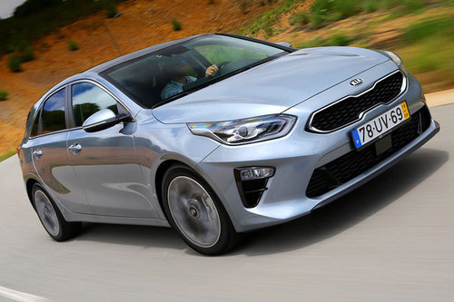 silver Kia Ceed / cee'd GT Line 1,5T GDI DCT, Winter-Paket Klimaautomat  used, fuel Petrol and Automatic gearbox, 15 Km - 32.589 €