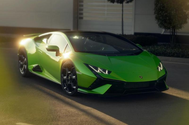 Cover for Lamborghini Huracán Tecnica supercar out and ready to shout
