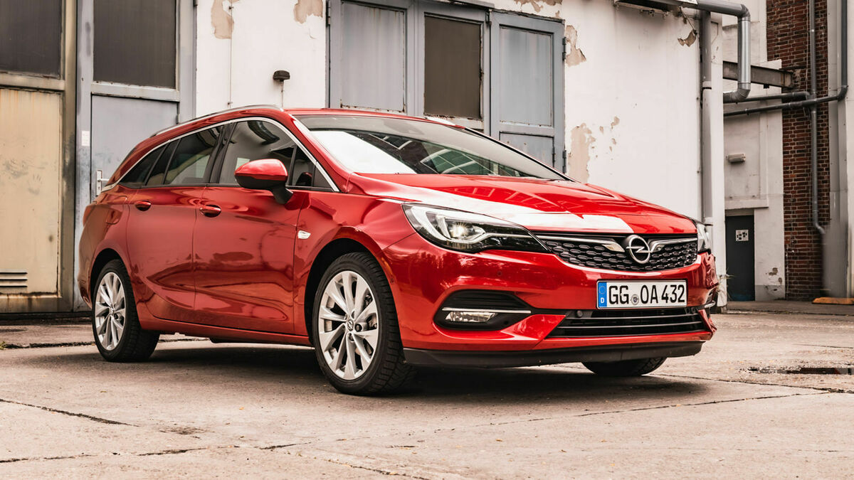 Opel Astra K Sports Tourer Photos and Specs. Photo: Opel Astra K Sports  Tourer model and 26 perfect photos of Opel Astra K Sports Tourer
